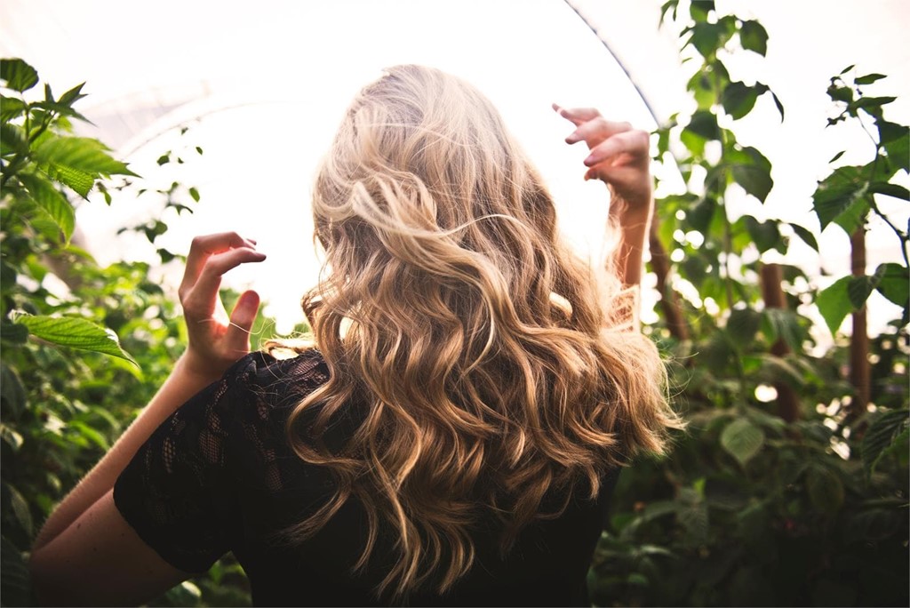 ¿Cómo cuidar y lavar las extensiones en verano?