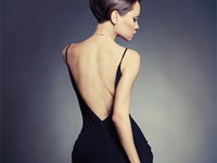 El peinado ideal para un vestido con espalda abierta