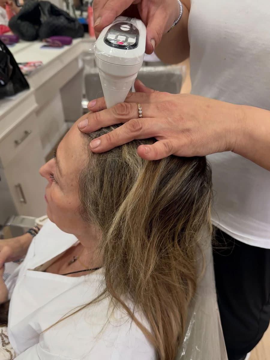 Ven a conocer el estado de tu cuero cabelludo con nuestro escáner capilar