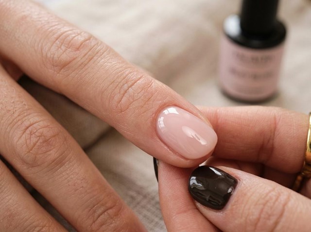 Manicura básica y esmaltado tradicional en Vigo - Imagen 1