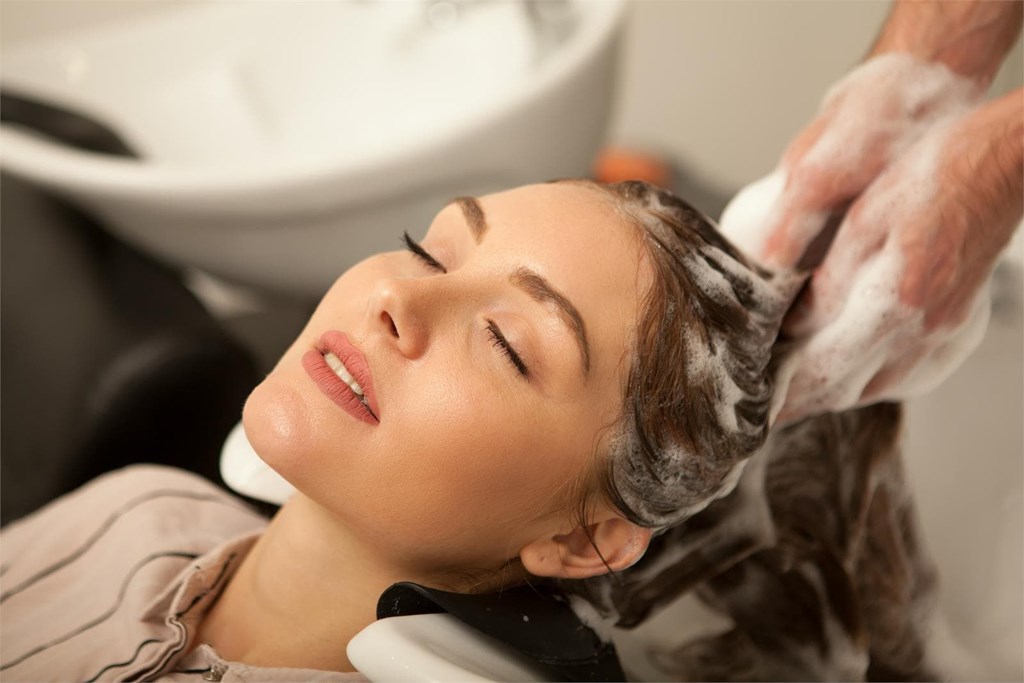 Mejora la salud de tu cabello con nuestros tratamientos de hidratación profunda
