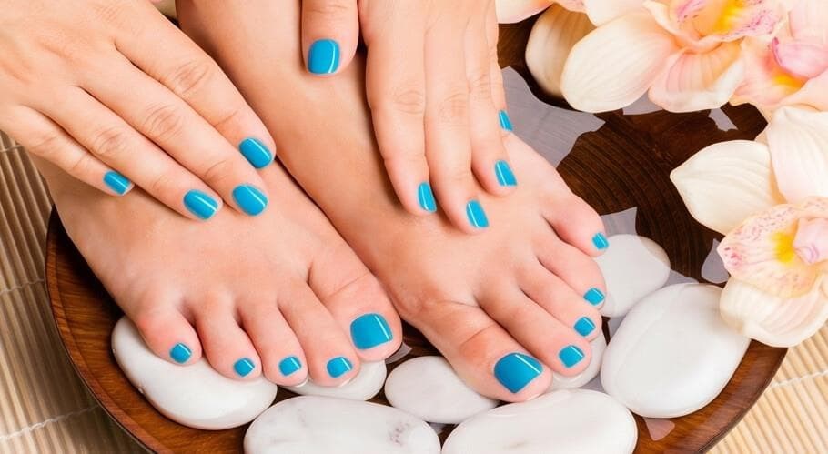 Pedicura de verano: los colores de uñas que más favorecen en sandalias