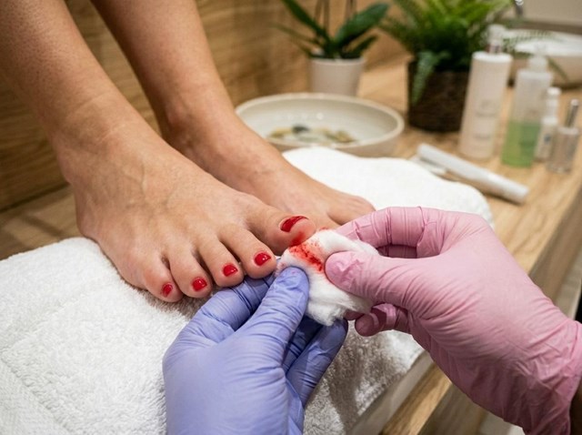Pedicura semipermanente de larga duración en Vigo - Imagen 1